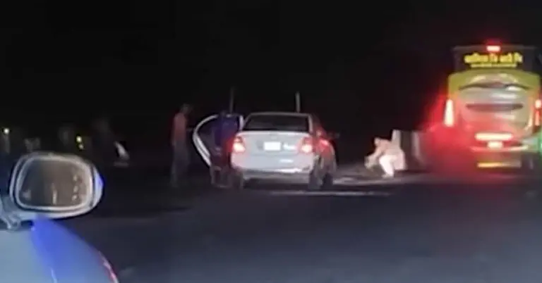 মহাসড়কে ডাকাতির ভাইরাল ভিডিওর ছবি